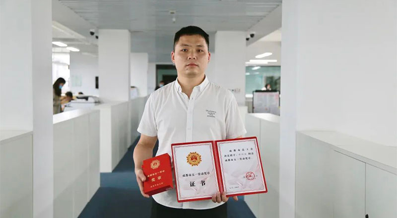 安博官方网站药业古兴云荣获"成都市五一劳动奖章"！