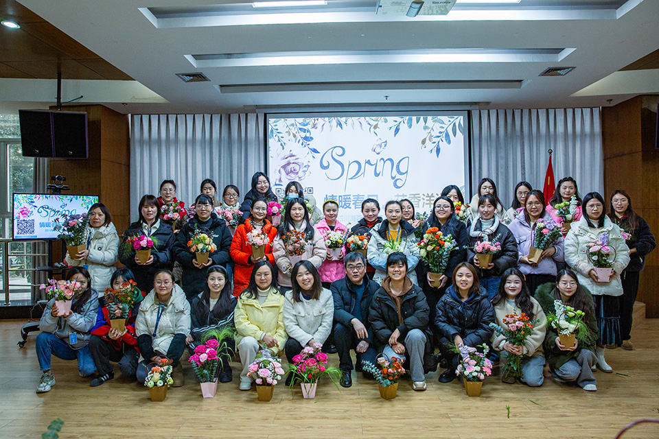 巾帼心向党·花香绽芳华|安博官方网站开展庆“三八”妇女节暨主题党日活动